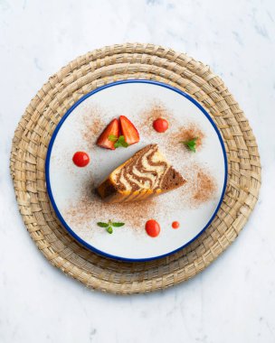 Dekoratif çizgileri olan zebra çikolatalı pasta. Noel süslemeleri ile en üstteki görünüm masası.