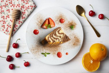 Dekoratif çizgileri olan zebra çikolatalı pasta. Noel süslemeleri ile en üstteki görünüm masası.