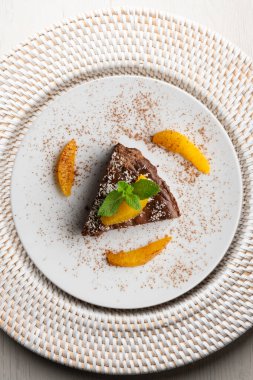 Taze portakal dilimli çikolatalı kek. Noel süslemeleri ile en üstteki görünüm masası.