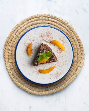 Taze portakal dilimli çikolatalı kek. Noel süslemeleri ile en üstteki görünüm masası.