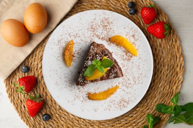 Taze portakal dilimli çikolatalı kek. Noel süslemeleri ile en üstteki görünüm masası.