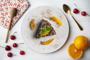 Taze portakal dilimli çikolatalı kek. Noel süslemeleri ile en üstteki görünüm masası.