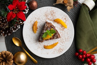 Taze portakal dilimli çikolatalı kek. Noel süslemeleri ile en üstteki görünüm masası.