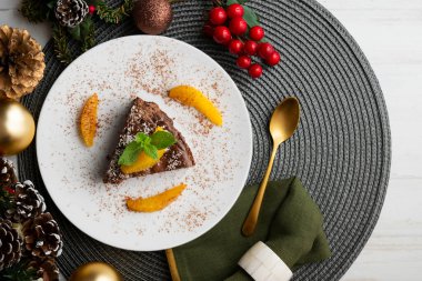 Taze portakal dilimli çikolatalı kek. Noel süslemeleri ile en üstteki görünüm masası.