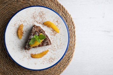 Taze portakal dilimli çikolatalı kek. Noel süslemeleri ile en üstteki görünüm masası.