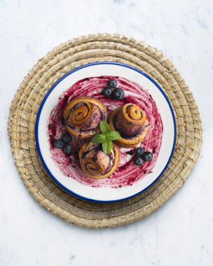 İsveç tarifli yabanmersini ve tarçınlı börek. Noel süslemeleri ile en üstteki görünüm masası.