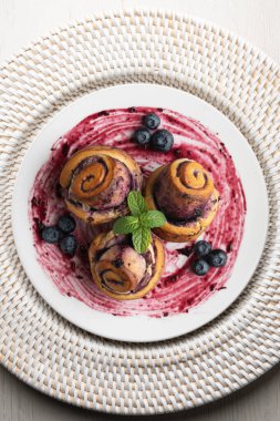 İsveç tarifli yabanmersini ve tarçınlı börek. Noel süslemeleri ile en üstteki görünüm masası.