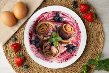 İsveç tarifli yabanmersini ve tarçınlı börek. Noel süslemeleri ile en üstteki görünüm masası.