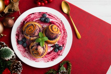 İsveç tarifli yabanmersini ve tarçınlı börek. Noel süslemeleri ile en üstteki görünüm masası.