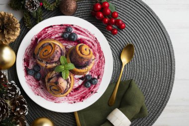 İsveç tarifli yabanmersini ve tarçınlı börek. Noel süslemeleri ile en üstteki görünüm masası.