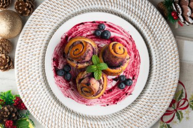 İsveç tarifli yabanmersini ve tarçınlı börek. Noel süslemeleri ile en üstteki görünüm masası.