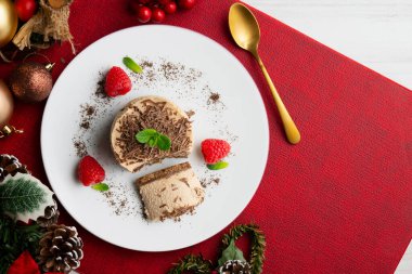 Çikolata ve kahve köpüklü tartlar. Noel süslemeleri ile en üstteki görünüm masası.