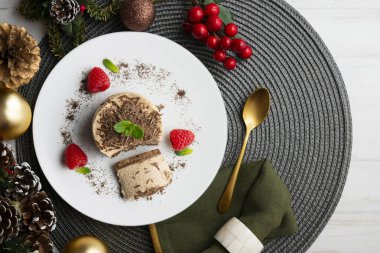 Çikolata ve kahve köpüklü tartlar. Noel süslemeleri ile en üstteki görünüm masası.