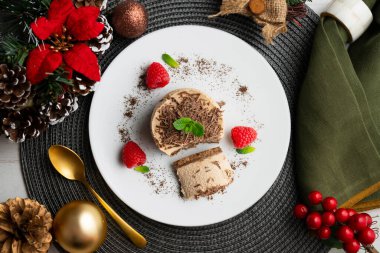 Çikolata ve kahve köpüklü tartlar. Noel süslemeleri ile en üstteki görünüm masası.