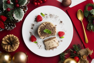 Çikolata ve kahve köpüklü tartlar. Noel süslemeleri ile en üstteki görünüm masası.