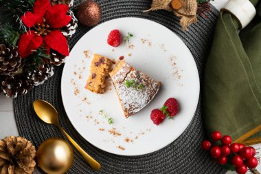 Papaya ve fındıklı tam buğday keki. Noel masası üst görünüm açısı.