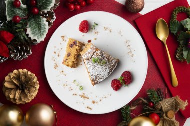 Papaya ve fındıklı tam buğday keki. Noel masası üst görünüm açısı.