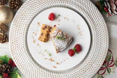 Papaya ve fındıklı tam buğday keki. Noel masası üst görünüm açısı.