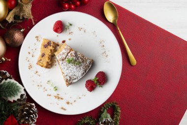 Papaya ve fındıklı tam buğday keki. Noel masası üst görünüm açısı.