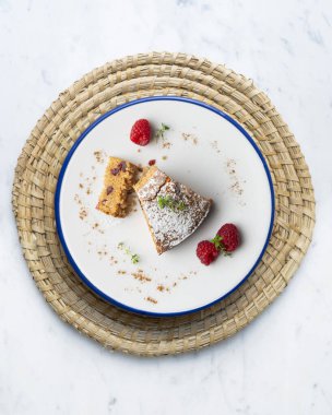 Papaya ve fındıklı tam buğday keki. Noel masası üst görünüm açısı.