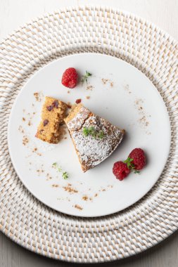 Papaya ve fındıklı tam buğday keki. Noel masası üst görünüm açısı.