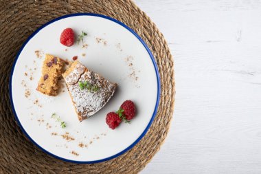 Papaya ve fındıklı tam buğday keki. Noel masası üst görünüm açısı.