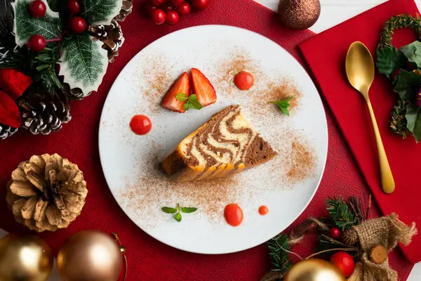 Dekoratif çizgileri olan zebra çikolatalı pasta. Noel süslemeleri ile en üstteki görünüm masası.