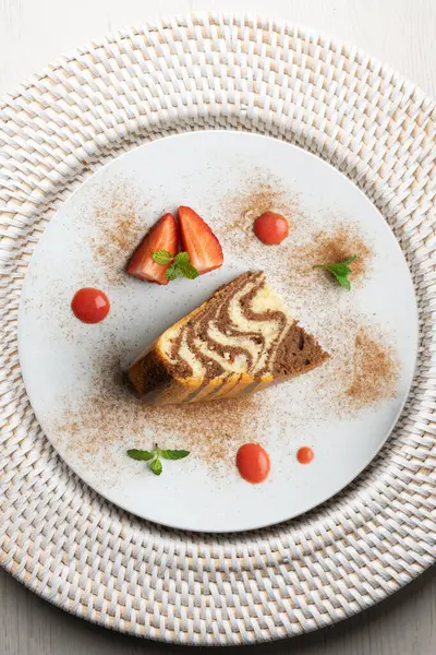 Dekoratif çizgileri olan zebra çikolatalı pasta. Noel süslemeleri ile en üstteki görünüm masası.