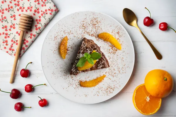 Taze portakal dilimli çikolatalı kek. Noel süslemeleri ile en üstteki görünüm masası.