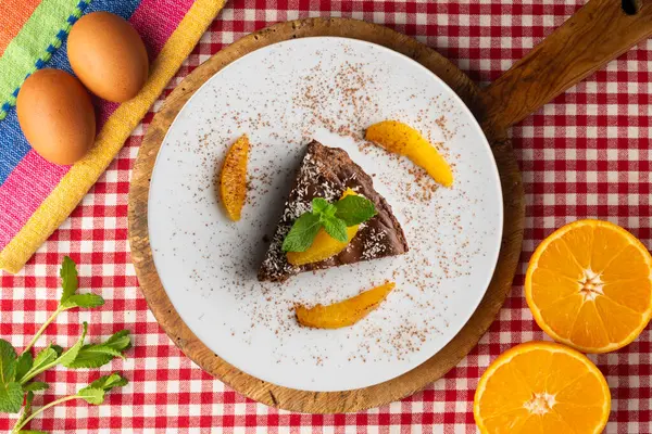 Taze portakal dilimli çikolatalı kek. Noel süslemeleri ile en üstteki görünüm masası.