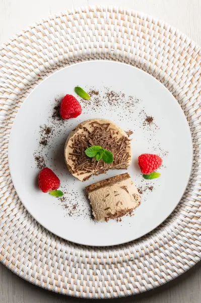 Çikolata ve kahve köpüklü tartlar. Noel süslemeleri ile en üstteki görünüm masası.