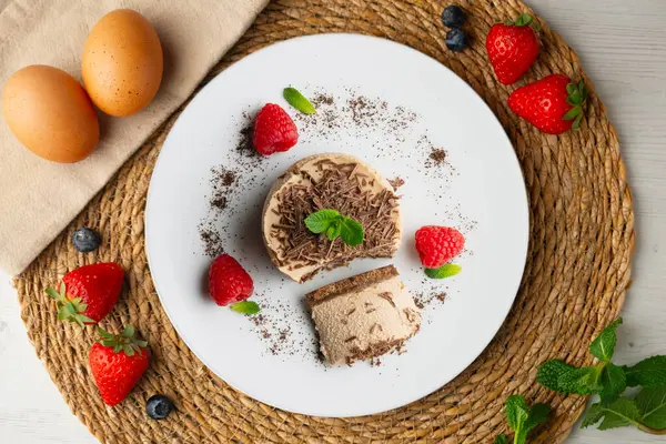 Çikolata ve kahve köpüklü tartlar. Noel süslemeleri ile en üstteki görünüm masası.