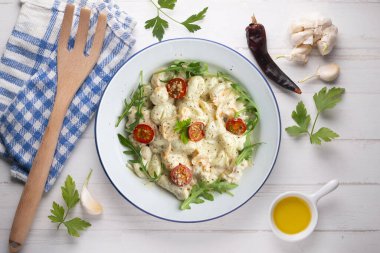 Kremalı İtalyan gnocchi salatası ve roka. Noel süslemeli en iyi manzara masası.