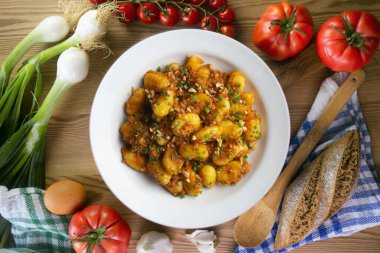 Bir tabak İtalyan gnocchi, domates ve Bolonez soslu. Noel süslemeli en iyi manzara masası.