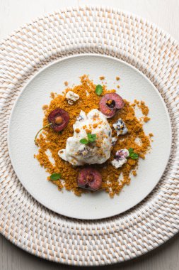 Kirazlı ve kurabiyeli yoğurtlu dondurma. Noel süslemeli en iyi manzara masası.