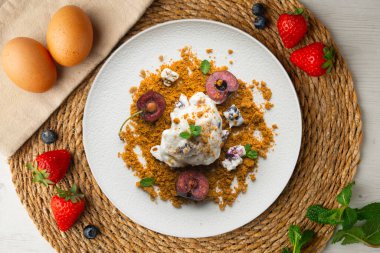 Kirazlı ve kurabiyeli yoğurtlu dondurma. Noel süslemeli en iyi manzara masası.