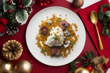 Kirazlı ve kurabiyeli yoğurtlu dondurma. Noel süslemeli en iyi manzara masası.