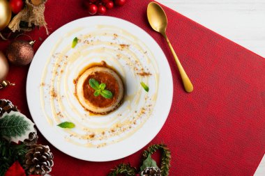 Ev yapımı İspanyol tarifli yumurtalı tart. Noel süslemeleri ile en üstteki görünüm masası.