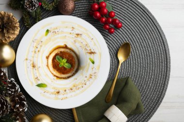 Ev yapımı İspanyol tarifli yumurtalı tart. Noel süslemeleri ile en üstteki görünüm masası.