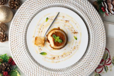 Ev yapımı İspanyol tarifli yumurtalı tart. Noel süslemeleri ile en üstteki görünüm masası.