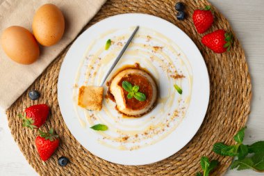 Ev yapımı İspanyol tarifli yumurtalı tart. Noel süslemeleri ile en üstteki görünüm masası.