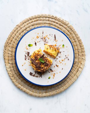 Mango badem ve çikolatalı tart. Noel süslemeli en iyi manzara masası.