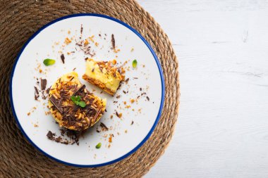 Mango badem ve çikolatalı tart. Noel süslemeli en iyi manzara masası.