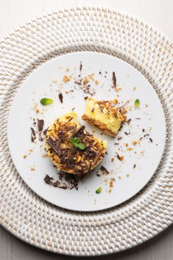 Mango badem ve çikolatalı tart. Noel süslemeli en iyi manzara masası.