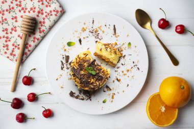 Mango badem ve çikolatalı tart. Noel süslemeli en iyi manzara masası.