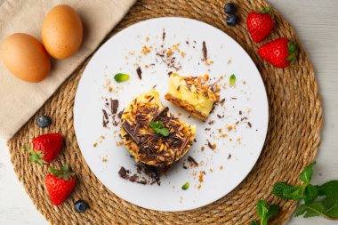 Mango badem ve çikolatalı tart. Noel süslemeli en iyi manzara masası.