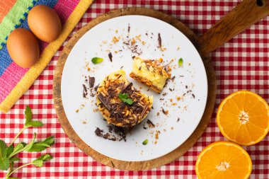Mango badem ve çikolatalı tart. Noel süslemeli en iyi manzara masası.