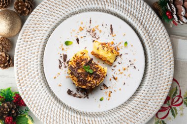 Mango badem ve çikolatalı tart. Noel süslemeli en iyi manzara masası.