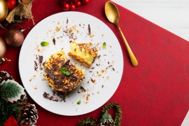 Mango badem ve çikolatalı tart. Noel süslemeli en iyi manzara masası.