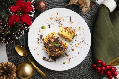 Mango badem ve çikolatalı tart. Noel süslemeli en iyi manzara masası.
